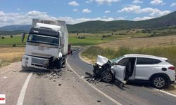 Tokat'ta Şerit İhlali Kazası: Kamyonla Çarpışan Otomobilde 4 Yaralı