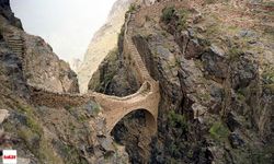 2600 Metre Rakıma Kurdular 91 Metrelik Devasa Uçurumun Üzerinde Yapıldı 400 Yıldır Ayakta Durdu Yıkılmadı
