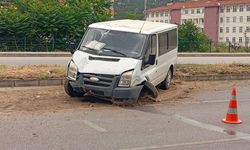 Aydınlatma direğine çarpan minibüsteki 4 kişi yaralandı