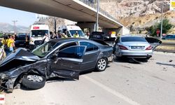 Saniye Saniye Kamerada! Amasya-Tokat Yolunda Korkutan Çarpışma: Yaralılar Var...