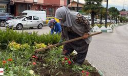 Kavşaklarda ezber bozan görüntü, kadın belediye çalışanları dikkat çekti