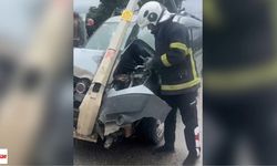 Niksar'da Ucuz Atlatılan Kaza: Elektrik Direği Otomobili Esir Aldi!