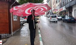 Niksar'da Sağanak Yağışın En Renkli Karesi! Plaj Şemsiyesiyle Dikkat Çekti