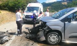 Niksar'da İki Araç Kafa Kafaya Çarpıştı, Çok Sayıda Yaralı Var