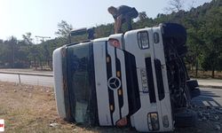 Taşova-Erbaa Kara Yolu Ulaşıma Kapandı! Elektronik Eşya Yüklü Tır Devrildi