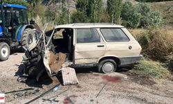 Tokat'ta Kamyonet ile Otomobil Çarpıştı, Aracın Önü Yok Oldu: Yaralılar Var...