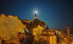 Ay ve Hilal Cami Minaresiyle Aynı Karede