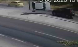 Karşı şeride uçarak 2 otomobille çarpıştı: 2 ölü