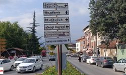 Niksar’da Yön Levhaları Zamana Yenik Düştü! Şehrin Önemli Noktalarındaki Tabelalar Yenilenmeyi Bekliyor