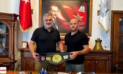 Dünya Şampiyonu Fazlı Eryılmaz, şampiyonluk kemeriyle Niksar’da