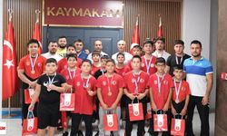 Turhal’a Türkiye derecesiyle dönen minik sporcuları Kaymakam Tepeli ağırladı