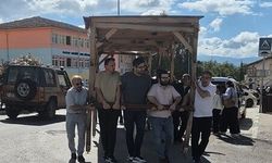 Öğretmenler kamelyayı yeni okulun bahçesine böyle taşdı