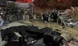 Yolcu otobüsü otomobille çarpıştı: 2'si çocuk 7 kişi hayatını kaybetti
