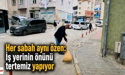 Her sabah aynı özen: İş yerinin önünü tertemiz yapıyor