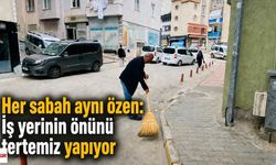 Her sabah aynı özen: İş yerinin önünü tertemiz yapıyor
