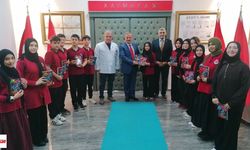 Genç Yazarların Eseri Kaymakam Perçi’ye Sunuldu