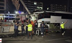 Yolcu Otobüsü Önce Tabela Direğine, Sonra Alt Geçit Duvarına Çarptı: 11 Yaralı