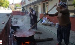 Niksar’da Asırlık Gelenek Yaşatılıyor Salça Sezonu İçin Kadınlar Omuz Omuza Çalışıyor