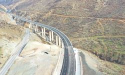 15 Bin 600 Ton Çelik Kullanıldı 900 Metrelik Tek Parça Yapısı Var 3 Kilometrelik Ulaşım Sağlıyor Eyfel Kulesinin 2 Katı