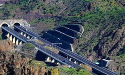 Dev Proje Dağın İçinden Geçiyor 1.762 Metre Tünel 2.445 Metre Viyadükten Oluşuyor Yol Değil Mühendislik Koridoru