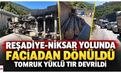 Reşadiye-Niksar yolunda faciadan dönüldü: Tomruk yüklü tır devrildi