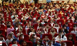Tokat’ta Çocuklara Teknoloji Dolu Sürpriz: Kırmızı-Mavi Gözlükleri Taktılar, Gösterinin İçine Girdiler