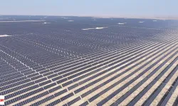 691 Hektarlık Çöl Arazisine Kuruldu Yılda 606 Gigavat Saat Elektrik Üretecek 250 MW Güç 126 MWh Batarya Sistemi Var