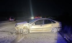 Tokat’ta Kamyonet ile Otomobil Çarpıştı: 2 Yaşlı Sürücü Yaralandı