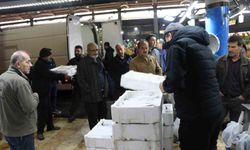 Komşuda balıkçı pazarlarına Karadeniz illerini aratmayacak görüntüler yaşanıyor
