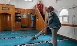 Niksar’da Öğrencilerden Anlamlı Cami Temizliği