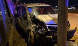 Erbaa’da Hafif Ticari Araç Elektrik Direğine Çarptı: 1 Yaralı