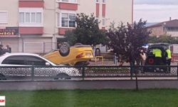 Niksar’da Minibüsün Çarptığı Taksi Ters Döndü
