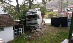 Tokat’ta faciadan dönüldü! Kayan tır evin bahçesine daldı