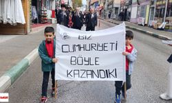 Niksar'da Minikler ve Gaziler Görkemli Cumhuriyet Yürüyüşü Düzenledi