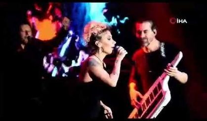 İrem Derici'nin başına gelmeyen kalmadı, konsere doblo ile yetişti