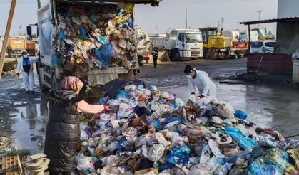 Yanlışlıkla altınlarını çöpe attılar...Çöp dolu kamyonu didik didik ettiler..