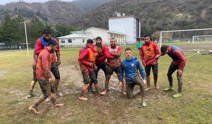 Tokat'ta futbolcuların çamurla dansı...Böyle kutlama görülmedi...