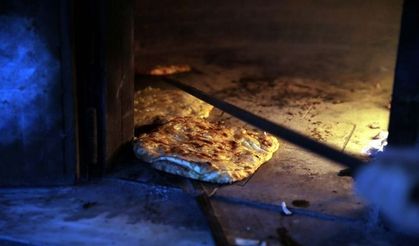 Tokat'ta üniversiteli kızlar köy fırınında "soğanlı pağaç" yaptı