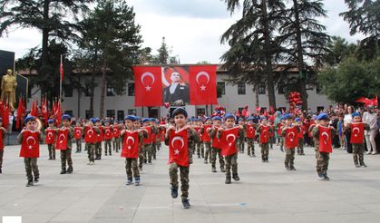 Erbaa’da 23 Nisan Coşkusu Cumhuriyet Meydanı’nı Şenlendirdi