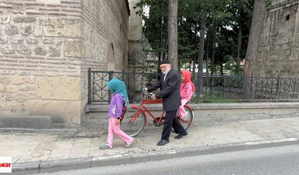 Tokatlı Yavuz Dede Torunlarını Kur’an Öğrenmeleri İçin Bisikletle Camiye Götürüyor