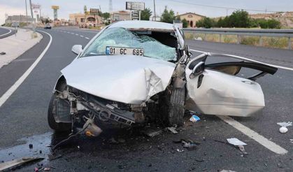 Otomobil direğe çarptı: 1 çocuk ölü, 3 yaralı
