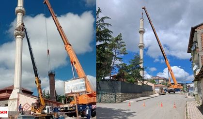 Tokat'ta depremden zarar gören minare ekiplerin çalışmasıyla yıkıldı