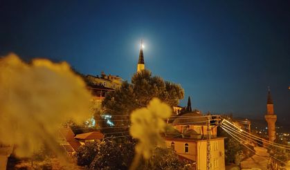Ay ve Hilal Cami Minaresiyle Aynı Karede
