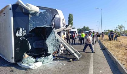 Yolcu otobüsü devrildi: 22 yaralı var