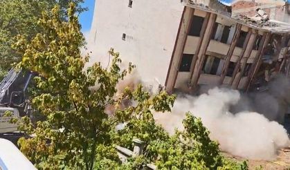 5 katlı iki bina tek dokunuşla yıkıldı