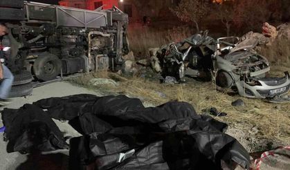 Yolcu otobüsü otomobille çarpıştı: 2'si çocuk 7 kişi hayatını kaybetti