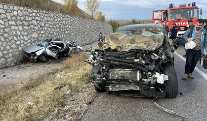 İki otomobil çarpıştı, 4 kişi öldü, 2 kişi yaralandı
