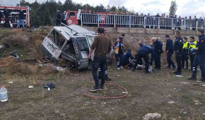 Hafifi ticari araç şarampole uçtu: 1 kişi öldü, 2'si ağır 4 yaralı