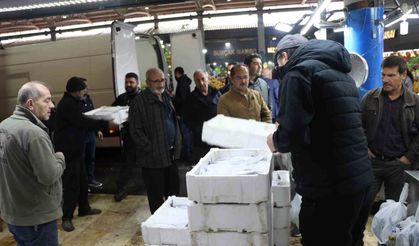 Komşuda balıkçı pazarlarına Karadeniz illerini aratmayacak görüntüler yaşanıyor