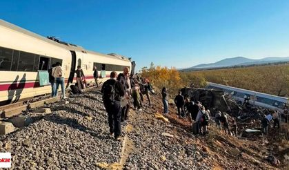 İki Tren Çarpıştı, Vagonlar Savruldu: Çok Sayıda Ölü ve Yaralı Var!